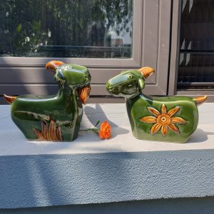 Tượng gốm gia đình dê