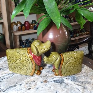 Tượng gốm chó mùa đông