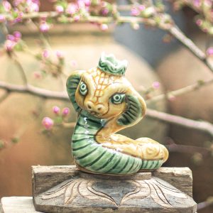 Tượng gốm rắn hoa dây